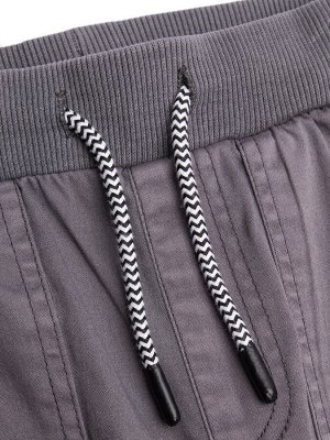 Брюки Однотонные брюки REGULAR для мальчиков. Дополнены стильными карманами в области колен. Удобный пояс на резинке с завязками, для регулировки. Модель хорошо сидит и не сковывает движений. Сохраняю