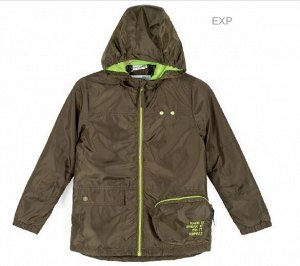 Куртка Тонкая водонепроницаемая курточка цвета хаки с утеплителем согреет ребенка в прохладную осеннюю погоду и защитит от дождя. Несъемный капюшон детской верхней одежды является отличной ветрозащито