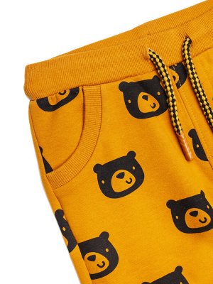 Брюки Трикотажные брюки с поясом на завязках . Благодаря качественному составу, поясу-завязке и резинкам внизу штанин, брюки отлично подойдут любому активному малышу. Дизайн выполнен в мелкую деталь с