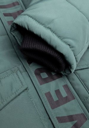 Куртка Утепленная и не продуваемая куртка с рефлективным принтом. Благодаря качественному составу (100% полиэстер подкладка-хлопок).Практичный капюшон оснащен мехом, который защищает от ветра. 100% по