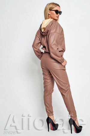 Кожаный костюм цвета мокко в стиле casual