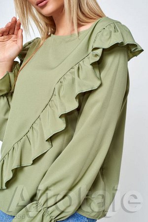 Легкая блузка оливкового цвета с воланами