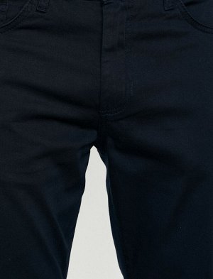 брюки Материал: %98 Хлопок, %2 Эластан Параметры модели: рост: 187 cm, грудь: 98, талия: 74, бедра: 94 Надет размер: 42