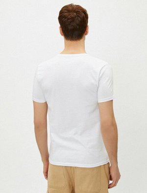футболка Материал: %96 Хлопок, %4 Эластан Параметры модели: рост: 189 cm, грудь: 99, талия: 75, бедра: 99 Надет размер: M