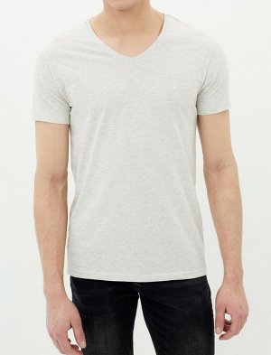футболка Материал: %100 Хлопок Параметры модели: рост: 188 cm, грудь: 97, талия: 79, бедра: 96 Надет размер: M
