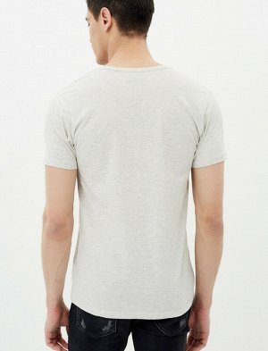 футболка Материал: %100 Хлопок Параметры модели: рост: 188 cm, грудь: 97, талия: 79, бедра: 96 Надет размер: M