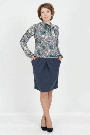 Майка Повседневная блуза, прямого силуэта, выполнена из нежного трикотажного полотна с принтом "пейсли". Цвет серый с голубым. Аккуратный ворот-стоечка, декорирован бантом в тон и мелкими защипами от 