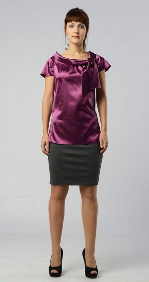 Блуза Великолепная женственная блуза прямого силуэта, выполнена из атласа ежевичного цвета. Ворот "хомут" дополнен с боку завязками. Свободный низ блузы позволяет комбинировать ее с брюками и юбкой, з
