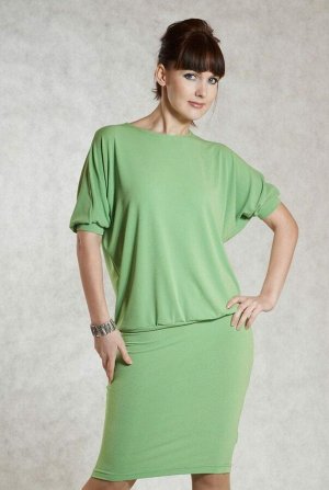Платье Платье из трикотажного полотна травенисто зелёного цвета, полуприлегающего силуэта - "Летучая Мышь". Широкий свободный верх с изящным круглым вырезом горловины и коротким рукавом, длиной до лок