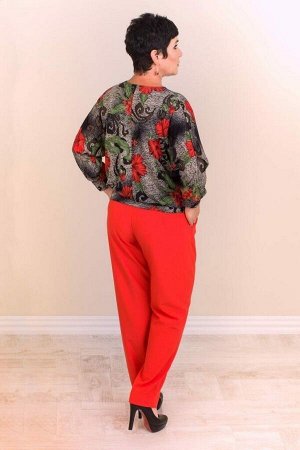 Майка Блуза из трикотажного полотна с вытравкой. Принт красные цветы на сером. Модель полу прилегающего силуэта, с круглым вырезом горловины, длинные рукава и низ блузы посажены на широкие манжеты. Со