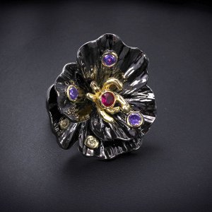 Кольцо 'Черное золото' цветок с малиновым, белыми и фиолетовыми цирконами