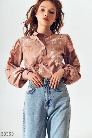 Пудровая блуза с цветочным принтом