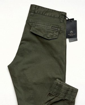 Джинсы Брюки RAE 891
Мужские брюки зауженного кроя с манжетами по низу брючин, изготовлены из качественной х/б ткани с добавлением небольшого количества эластана. Застегиваются на молнию и пуговицу, с