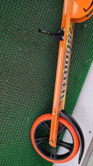 Самокат Трюковой самокат бренда Ateox Pro Scooters, рассчитан для райдеров возрастом от 6 лет и весом до 70 кг.
Он подойдет начинающим экстремалам, готовым обучаться трюковым навыкам.
Дека самоката из