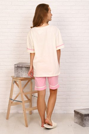 Пижама Цвет: розовый; Состав: Хлопок 100%; Материал: Кулирка
Хлопковая пижама с принтом. Футболка оверсайз, шорты удлиненные и широкие, что делает пижаму невероятно удобной и уютной.
Можно носить в ка