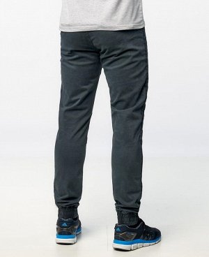 Джинсы Брюки RAE 891
Мужские брюки зауженного кроя с манжетами по низу брючин, изготовлены из качественной х/б ткани с добавлением небольшого количества эластана. Застегиваются на молнию и пуговицу, с