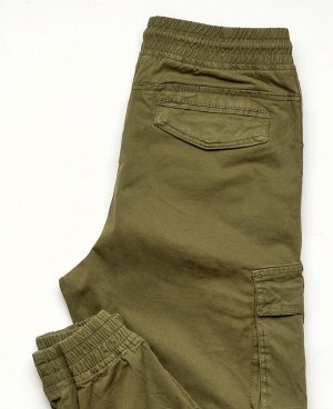 Джинсы Брюки RAE 893
Мужские брюки с манжетами по низу брючин, изготовлены из качественной х/б ткани с добавлением небольшого количества эластана, для максимального комфорта при носке. Имеют удобные п