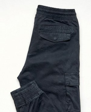 Джинсы Брюки RAE 893
Мужские брюки с манжетами по низу брючин, изготовлены из качественной х/б ткани с добавлением небольшого количества эластана, для максимального комфорта при носке. Имеют удобные п