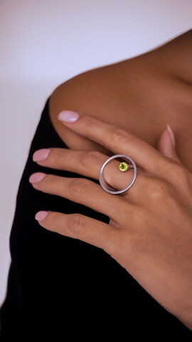 Серебряное кольцо круг с хризолитом