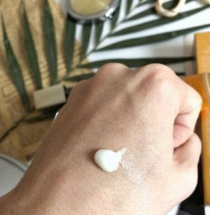 Легкий освежающий солнцезащитный крем с гиалуроновой кислотой  UV DEFENCE  SUN CREAM SPF 50+ PA+++