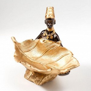 Сувенир полистоун подставка "Африканка с золотым листом" 14х14,8х9,5 см
