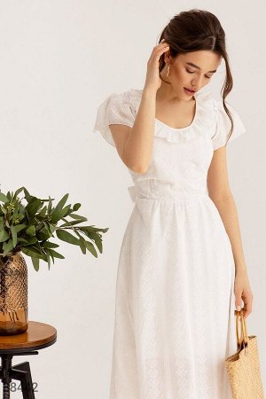 Белоснежное платье с вышивкой