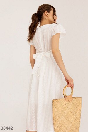 Белоснежное платье с вышивкой