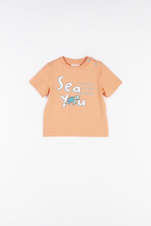 Футболка Оранжевая футболка для мальчика. Окантовка горловины выполнена из трикотажной резинки. На плече кнопки-застежки. Принт в морской тематике с черепахой. Надпись: "Sea you". Благодаря натурально