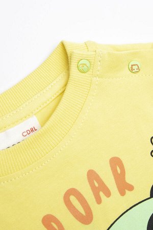 Футболка Веселая желтая футболка для мальчика. Окантовка горловины выполнена из трикотажной резинки. На плече кнопки-застежки. Принт с динозаврами. Надпись: "Roar". Благодаря натуральному составу ткан