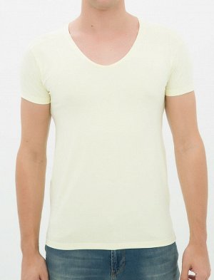 футболка Материал: %90 Cotton, %10  Эластанe Параметры модели:  рост: 189 cm, грудь: 99, талия: 82, бедра: 90 Надет размер: M