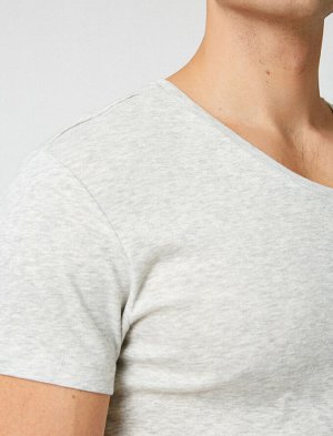 футболка Материал: %100 Хлопок Параметры модели:  рост: 188 cm, грудь: 99, талия: 75, бедра: 95 Надет размер: L