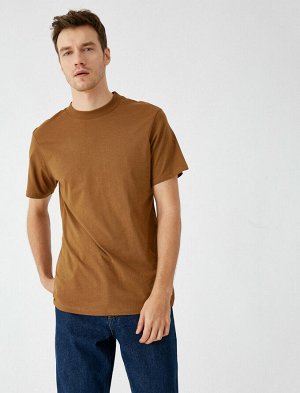 футболка Материал: %100 Хлопок Параметры модели:  рост: 189 cm, грудь: 99, талия: 75, бедра: 99 Надет размер: M