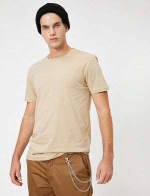 футболка Материал: %100 Хлопок Параметры модели:  рост: 189 cm, грудь: 98, талия: 75, бедра: 95 Надет размер: M