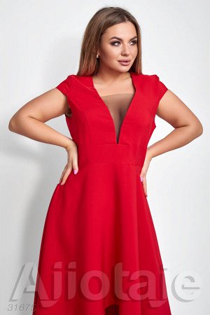 Платье красного цвета с выразительным декольте
