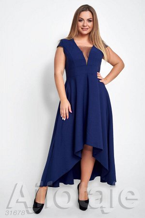 Платье синего цвета с выразительным декольте