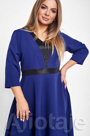 Элегантное синее платье с V-образным вырезом