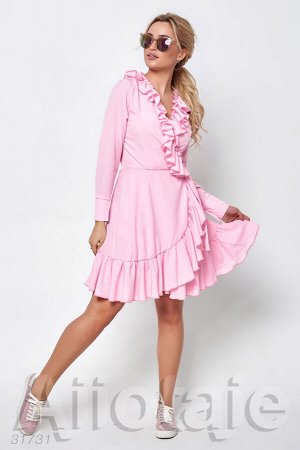 Розовое платье на запах с оборкой