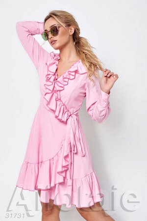 Розовое платье на запах с оборкой