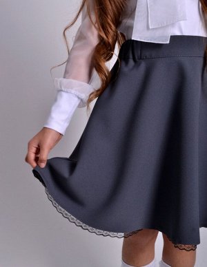 Серый Цвет: серый. Ткань – габардин, подкладочная ткань, полиэстер 100%  Воздушная расклешённая школьная юбка, длиной чуть выше колена – это именно то, что нужно для активной ученицы. С карманами. На 