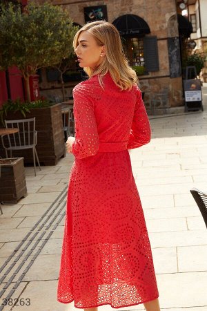 Красное платье с утонченной вышивкой