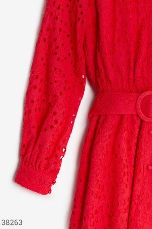 Красное платье с утонченной вышивкой
