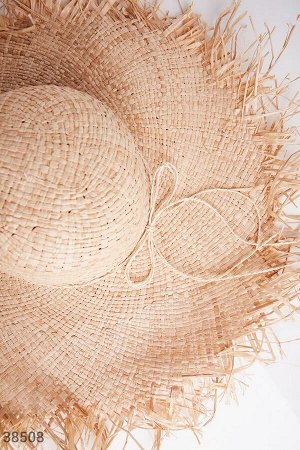Плетеная шляпа с широкими полями