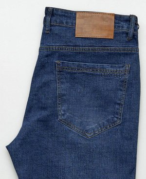 Джинсы Классические пятикарманные джинсы прямого кроя с застежкой на молнию и пуговицу.
Состав: 85% - хлопок, 12% - полиэстер, 3% - эластан. Страна производитель: КНР. 
Сезон: Демисезон.
