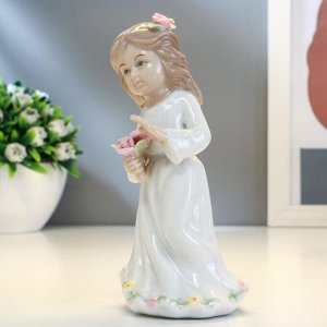Сувенир керамика &quot;Девочка в белом платье с цветком в волосах и корзинкой цветов&quot; 13х6,5х6см