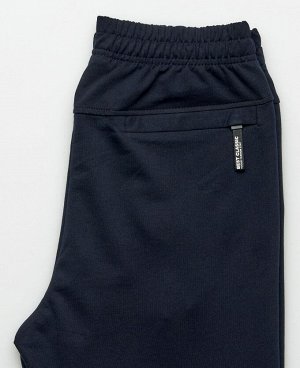 Спорт Брюки FAM 821
Мужские спортивные брюки имеют удобные боковые карманы на молниях, задний карман на молнии, пояс с эластичной резинкой + фиксирующий шнурок. Выполнены из смесовой ткани на основе х