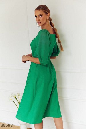 Приталенное платье насыщенного зеленого оттенка