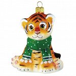 Елочная игрушка из стекла Тигренок в зеленом шарфике