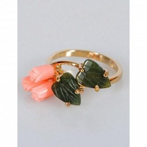 Кольцо с кораллом и нефритом "Розы" с двумя листочками, позолота с родир, размер 16