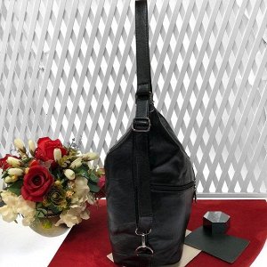 Функциональная сумка-рюкзак Karmen из качественной матовой эко-кожи чёрного цвета.
