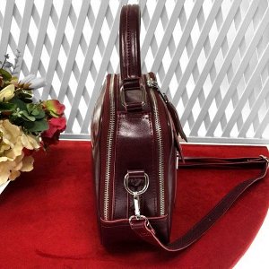 Лаконичная сумочка Vittoria из натуральной кожи сливового цвета.